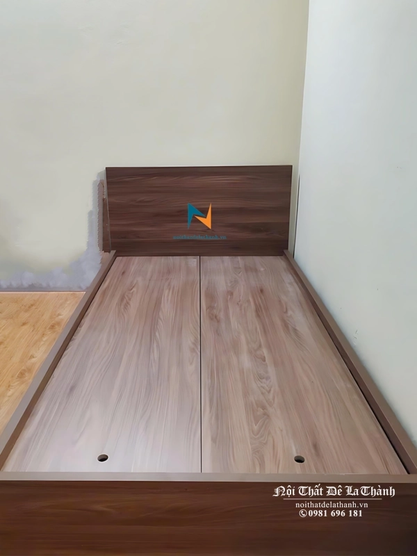 Chiếc giường đơn 1mx2m giá rẻ (có tuỳ chọn 1mx1m9) làm từ gỗ công nghiệp mdf, màu óc chó, chuyên dụng cho sinh viên, phòng trọ 1 người nằm