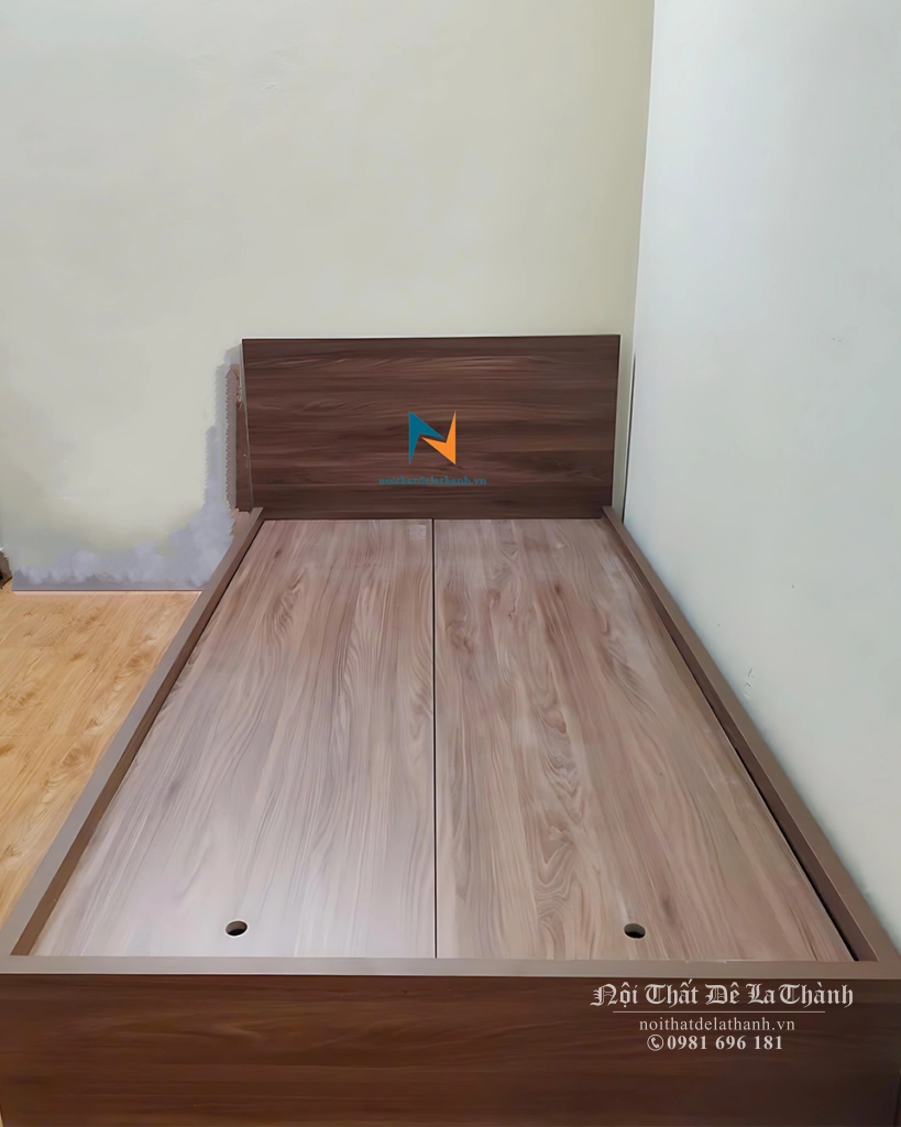 Chiếc giường đơn 1mx2m giá rẻ (có tuỳ chọn 1mx1m9) làm từ gỗ công nghiệp mdf, màu óc chó, chuyên dụng cho sinh viên, phòng trọ 1 người nằm