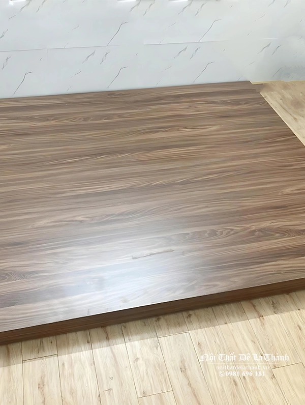Chiếc giường phản hộp gỗ mdf, kích thước 1m8x2m, màu óc chó, chuyên dụng cho sinh viên, phòng trọ