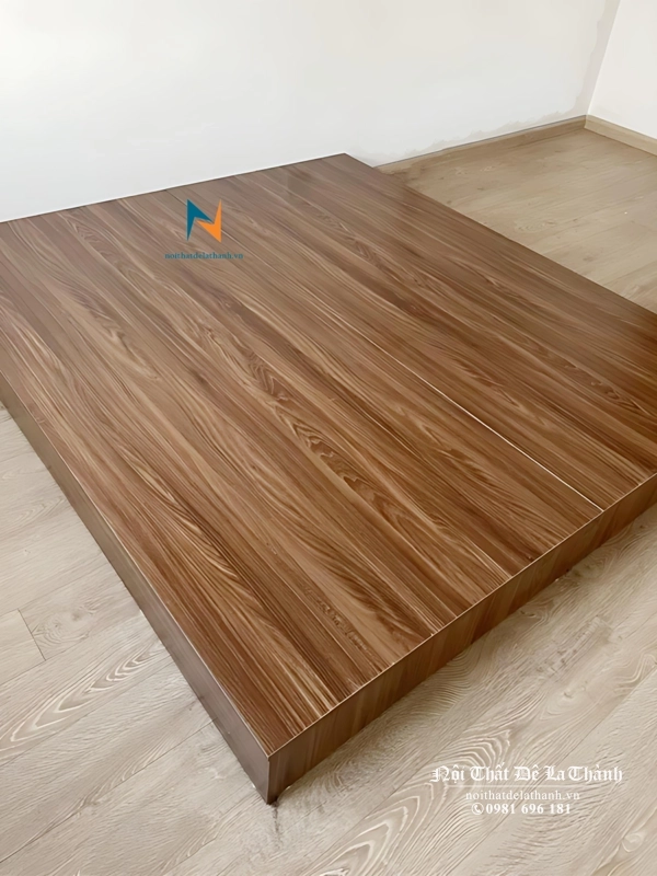 Chiếc phản hộp kích thước lớn 2mx2m2 được làm bằng chất liệu gỗ công nghiệp mdf, màu óc chó, chuyên dụng cho phòng cho thuê, phòng trọ