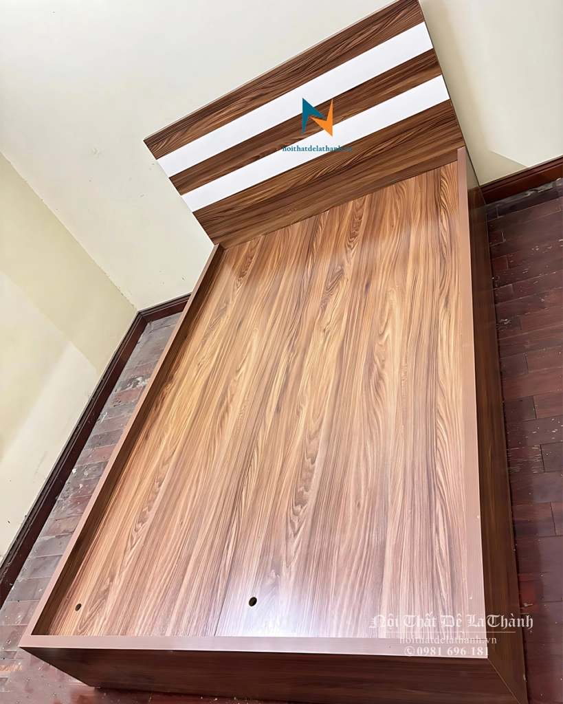 Chiếc giường đơn giá rẻ 1m2x2m (có tuỳ chọn 1m2x1m9), làm bằng chất liệu gỗ mdf, màu óc chó, đầu có 2 chỉ trắng rất đẹp