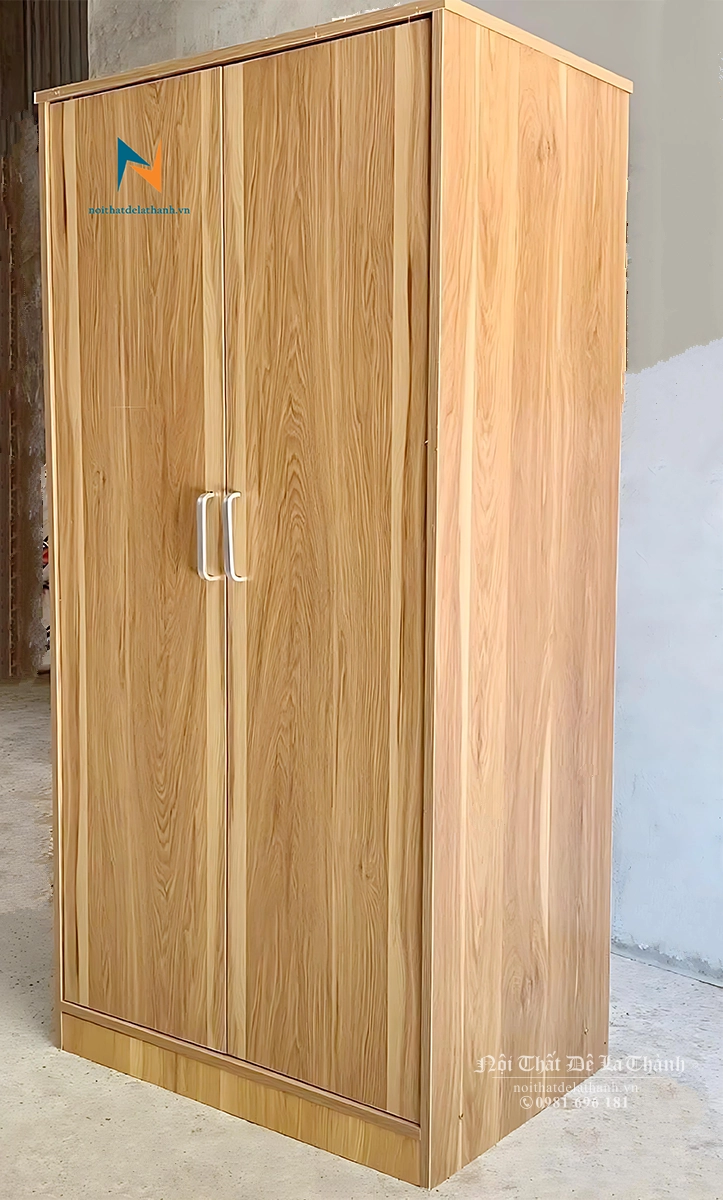 Chiếc tủ quần áo gỗ mdf giá rẻ, có 2 cánh, tạo thành 1 khoang lớn, bên trên có suốt treo, kích thước 80cmx1m85, màu 6161