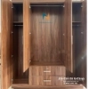 Thiết kế bên trong tủ áo giá rẻ 4 cánh, với 1 khoang lớn ở giữa, 2 khoang nhỏ 2 bên, 2 ngăn kéo ở giữa, có 3 thanh suốt treo và các đợt để quần áo gấp
