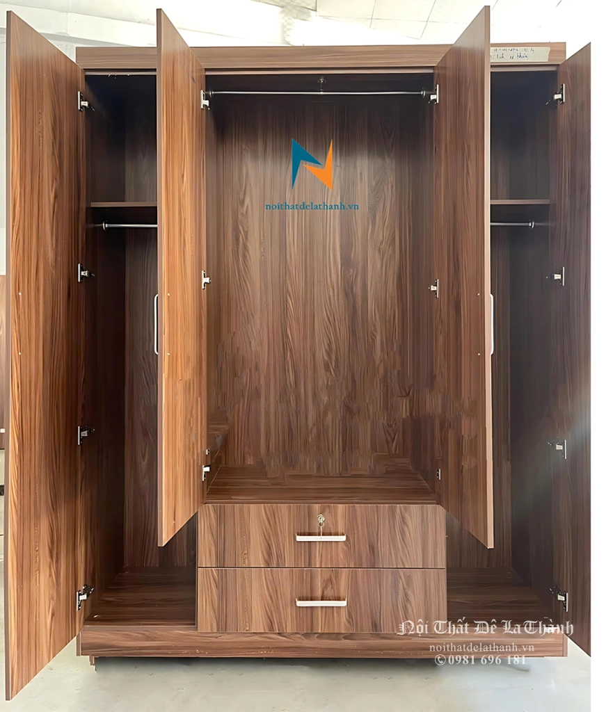 Thiết kế bên trong tủ áo giá rẻ 4 cánh, với 1 khoang lớn ở giữa, 2 khoang nhỏ 2 bên, 2 ngăn kéo ở giữa, có 3 thanh suốt treo và các đợt để quần áo gấp
