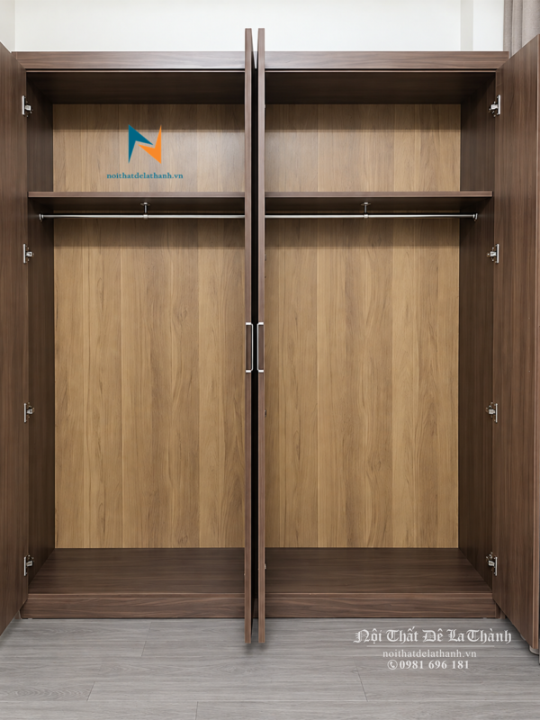 Thiết kế bên trong chiếc tủ giá rẻ với phong cách tối giản, bên trong có 2 đợt để đồ gấp, và 2 suốt để treo đồ dài