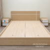 Giường gỗ công nghiệp 1m8 vân sồi, đầu giường chỉ trắng, phản hai tấm, kèm hai tab đầu giường ngăn kéo trắng