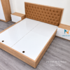 Chiếc giường đầu bọc nệm 1m6x2m, có thêm tuỳ chọn 1m8x2m, rất thích hợp sử dụng làm giường cưới hiện đại