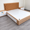Chiếc giường đầu bọc nệm da, bên hông có 2 ngăn kéo rất tiện dụng