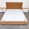 Chiếc giường đầu gắn nệm có khung gỗ màu sáng vân sồi, rất phù hợp khi đi với táp đầu giường trùng màu để tạo ra không gian đẹp mắt